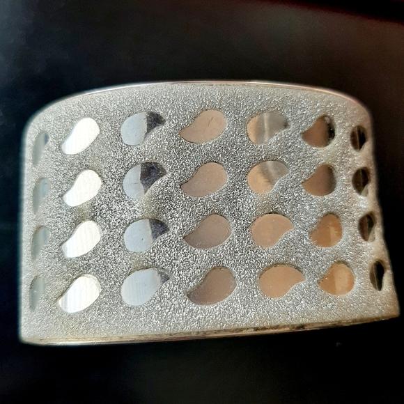 EUC Hinged Bangle Bracelet - Picture 7 of 7